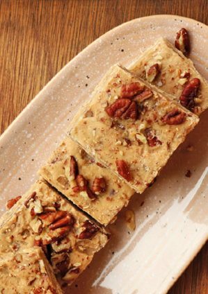 salty pecan fudge op een bordje