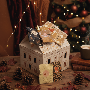 Een cadeaudoos in de vorm van een huis gevuld met kleine cadeauzakjes.