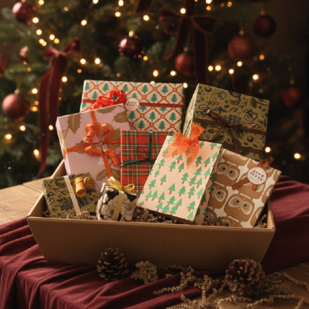 Blijmakers Adventkalender. Een doos gevuld met cadeautjes.