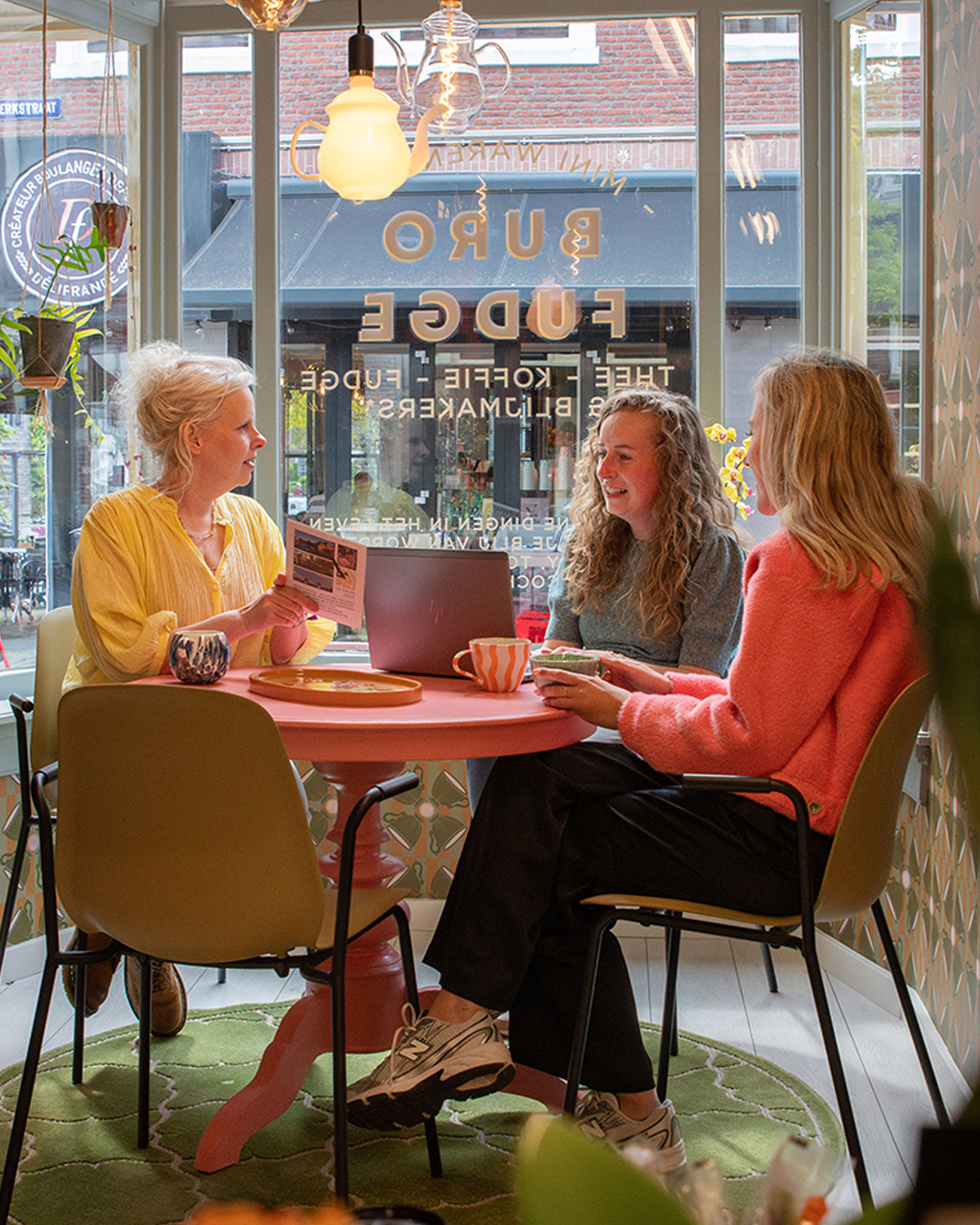 Buro Fudge overlegt in de erker over de opdrachten in de studio.